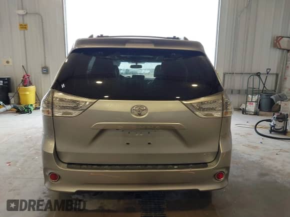 2013 Toyota Sienna SE с VIN 5TDXK3DC2DS321989, выставлен на аукционе IAAI как лот 42818628 с пробегом 181 182 миль миль и . История ставок и продаж доступна на DreamBid. Изображение 17.
