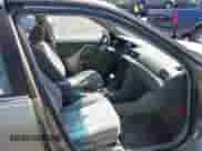 1997 Toyota Camry LE z VIN 4T1BG22KXVU063763, wystawiony jako IAAI lot #42149688 z przebiegiem 221 909 mil mil oraz . Historia ofert i sprzedaży dostępna na DreamBid. Obrazek 5.