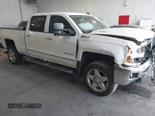 2015 Chevrolet Silverado 2500HD LT z VIN 1GC1KVE83FF119760, wystawiony jako IAAI lot #42693479 z przebiegiem 329 481 mil mil oraz . Historia ofert i sprzedaży dostępna na DreamBid. Obrazek 1.