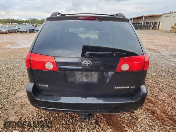 2008 Toyota Sienna LE z VIN 5TDZK23CX8S114678, wystawiony jako Copart lot #90592235 z przebiegiem 230 958 mil mil oraz Czysty tytuł • Clean title. Historia ofert i sprzedaży dostępna na DreamBid. Obrazek 6.