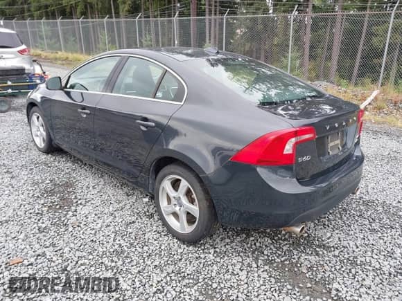 2013 Volvo S60 T5 с VIN YV1612FHXD2170399, выставлен на аукционе IAAI как лот 42923636 с пробегом Не указан миль и . История ставок и продаж доступна на DreamBid. Изображение 3.