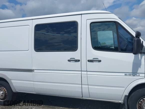 2005 Dodge Sprinter with VIN WD2PD644755737594, listed as a IAAI auction lot 42464848 with 420,050 mi miles and . Bid and sale history available at DreamBid. Image 13.