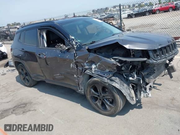 2019 Jeep Compass Altitude z VIN 3C4NJCBB5KT726882, wystawiony jako IAAI lot #42662008 z przebiegiem 100 634 mil mil oraz . Historia ofert i sprzedaży dostępna na DreamBid. Obrazek 6.