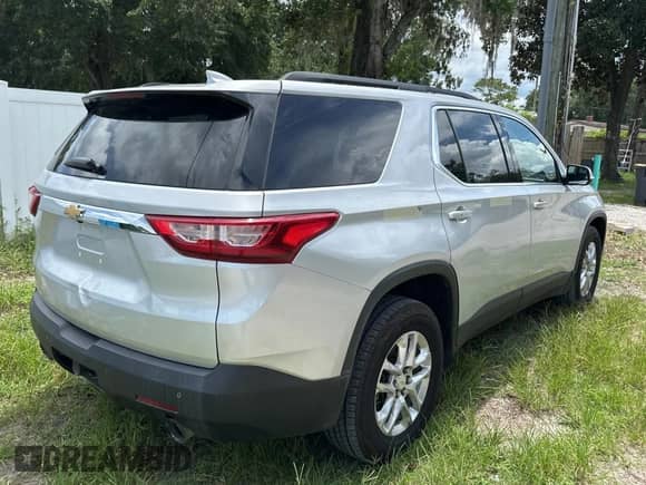 2019 Chevrolet Traverse LT Cloth with VIN 1GNEVMKW7KJ166875, listed as a Copart auction lot 68889035 with 35,180 mi miles and Clean title. Bid and sale history available at DreamBid. Image 4.