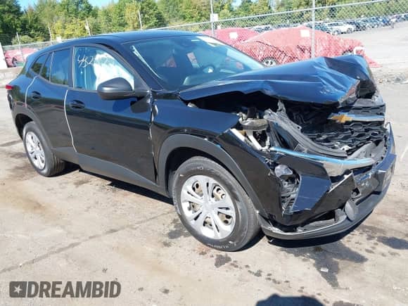 2024 Chevrolet Trax LS z VIN KL77LFE20RC000317, wystawiony jako IAAI lot #43218721 z przebiegiem 63 881 mil mil oraz . Historia ofert i sprzedaży dostępna na DreamBid. Obrazek 1.