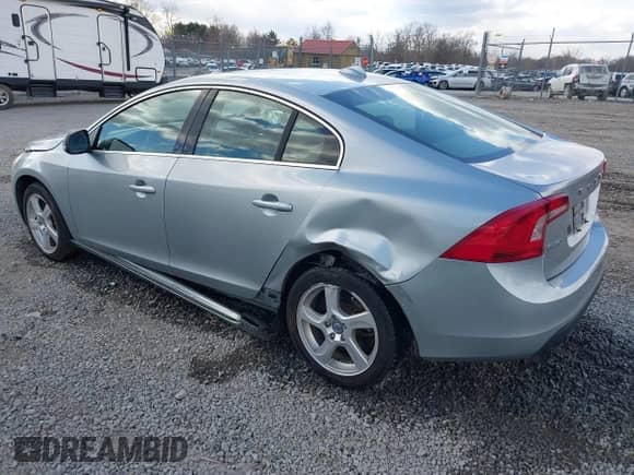 2013 Volvo S60 T5 с VIN YV1612FH8D2176864, выставлен на аукционе IAAI как лот 41876937 с пробегом 208 435 миль миль и . История ставок и продаж доступна на DreamBid. Изображение 3.