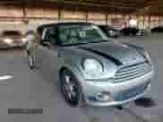 2011 MINI Hardtop z VIN WMWSU3C53BT091933, wystawiony jako Copart lot #87304685 z przebiegiem 112 500 mil mil oraz Szkoda całkowita • Salvage title. Historia ofert i sprzedaży dostępna na DreamBid. Obrazek 13.