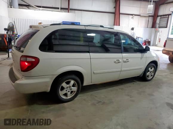 2006 Dodge Grand Caravan SXT with VIN 2D4GP44L26R800497, listed as a Copart auction lot 68259195 with 194,621 mi miles and Clean title. Bid and sale history available at DreamBid. Image 3.