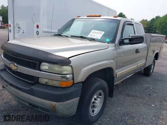 2002 Chevrolet Silverado 2500HD LS z VIN 1GCHC29142E259923, wystawiony jako IAAI lot #42919374 z przebiegiem 236 789 mil mil oraz . Historia ofert i sprzedaży dostępna na DreamBid. Obrazek 2.
