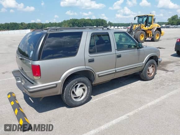 1998 Chevrolet Blazer LS z VIN 1GNDT13W7W2279983, wystawiony jako IAAI lot #42933916 z przebiegiem Nie podano mil oraz . Historia ofert i sprzedaży dostępna na DreamBid. Obrazek 4.