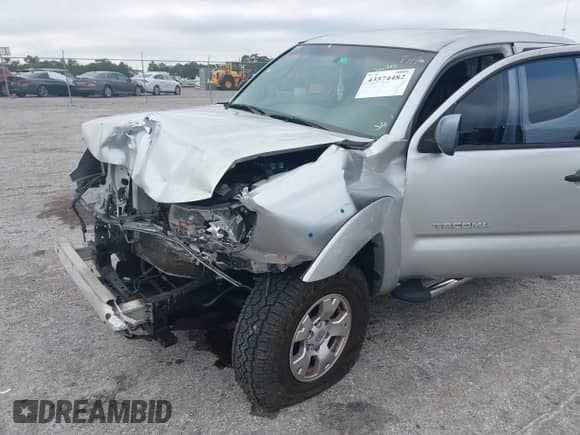 2005 Toyota Tacoma PreRunner z VIN 3TMJU62N95M006548, wystawiony jako IAAI lot #43574482 z przebiegiem 135 666 mil mil oraz . Historia ofert i sprzedaży dostępna na DreamBid. Obrazek 17.