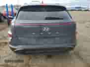 2024 Hyundai Kona SEL z VIN KM8HC3AB5RU052320, wystawiony jako Copart lot #78249704 z przebiegiem 13 386 mil mil oraz Czysty tytuł • Clean title. Historia ofert i sprzedaży dostępna na DreamBid. Obrazek 6.