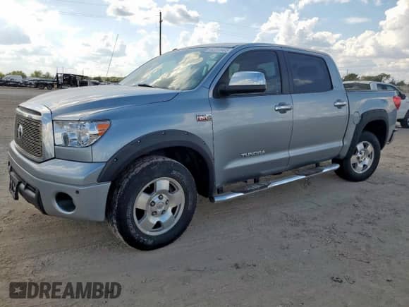 2013 Toyota Tundra Platinum с VIN 5TFFY5F10DX145553, выставлен на аукционе Copart как лот 82311405 с пробегом 142 592 миль миль и Списание • Salvage title. История ставок и продаж доступна на DreamBid. Изображение 1.