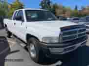 2002 Dodge 2500 z VIN 3B7KC23C22M293949, wystawiony jako Copart lot #73561764 z przebiegiem 88 970 mil mil oraz Czysty tytuł • Clean title. Historia ofert i sprzedaży dostępna na DreamBid. Obrazek 1.