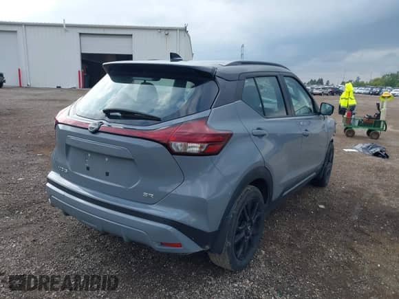 2022 Nissan Kicks SR z VIN 3N1CP5DV3NL493634, wystawiony jako IAAI lot #43139763 z przebiegiem 51 524 mil mil oraz . Historia ofert i sprzedaży dostępna na DreamBid. Obrazek 4.