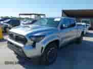 2024 Toyota Tacoma SR5 z VIN 3TMLB5JN5RM039515, wystawiony jako IAAI lot #42416031 z przebiegiem 10 900 mil mil oraz . Historia ofert i sprzedaży dostępna na DreamBid. Obrazek 17.