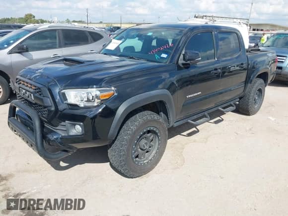 2018 Toyota Tacoma SR5 with VIN 5TFAZ5CN0JX055121, listed as a IAAI auction lot 43402426 with 178,992 mi miles and . Bid and sale history available at DreamBid. Image 18.