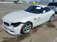 2015 BMW Z4 sDrive28i с VIN WBALL5C53FP557183, выставлен на аукционе IAAI как лот 42145557 с пробегом 123 319 миль миль и . История ставок и продаж доступна на DreamBid. Изображение 2.