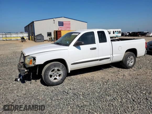 2005 Dodge Dakota SLT with VIN 1D7HE42K85S327595, listed as a Copart auction lot 64880935 with 135,771 mi miles and Salvage title. Bid and sale history available at DreamBid. Image 1.