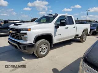 2024 Chevrolet Silverado 2500HD Work Truck с VIN 1GC2WLE71RF419757, выставлен на аукционе Copart как лот 68887985 с пробегом 1 055 миль миль и Чистый • Clean title. История ставок и продаж доступна на DreamBid. Изображение 1.