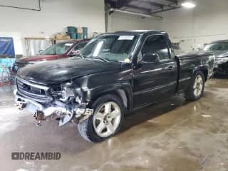 2004 GMC Sierra 1500 SLE z VIN 1GTEC14TX4Z195680, wystawiony jako Copart lot #55048615 z przebiegiem 109 733 mil mil oraz Szkoda całkowita • Salvage title. Historia ofert i sprzedaży dostępna na DreamBid. Obrazek 1.