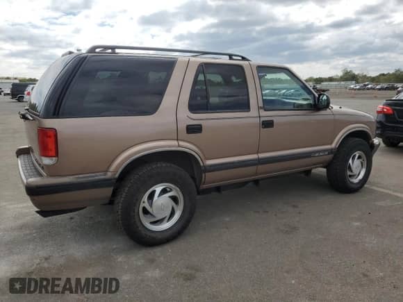 1996 Chevrolet Blazer z VIN 1GNDT13W0T2182796, wystawiony jako Copart lot #72577554 z przebiegiem 133 565 mil mil oraz Szkoda całkowita • Salvage title. Historia ofert i sprzedaży dostępna na DreamBid. Obrazek 3.