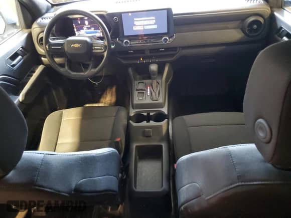 2023 Chevrolet Colorado 2WD Work Truck z VIN 1GCGSBEC9P1174158, wystawiony jako Copart lot #71965015 z przebiegiem 26 689 mil mil oraz Czysty tytuł • Clean title. Historia ofert i sprzedaży dostępna na DreamBid. Obrazek 8.