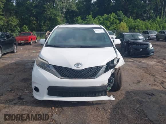 2017 Toyota Sienna SE z VIN 5TDXZ3DC0HS885822, wystawiony jako IAAI lot #42583164 z przebiegiem 70 079 mil mil oraz . Historia ofert i sprzedaży dostępna na DreamBid. Obrazek 12.