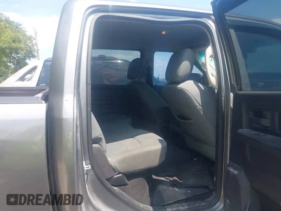 2013 Ram 1500 Express z VIN 1C6RR7KTXDS569372, wystawiony jako IAAI lot #43067487 z przebiegiem 223 976 mil mil oraz . Historia ofert i sprzedaży dostępna na DreamBid. Obrazek 8.