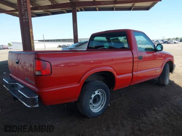 1995 Chevrolet S-10 with VIN 1GCCS1444S8247908, listed as a IAAI auction lot 40120441 with 97,635 mi miles and . Bid and sale history available at DreamBid. Image 4.