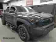 2024 Toyota Tacoma SR5 z VIN 3TMLB5JN7RM065128, wystawiony jako IAAI lot #42327526 z przebiegiem 8 385 mil mil oraz . Historia ofert i sprzedaży dostępna na DreamBid. Obrazek 1.