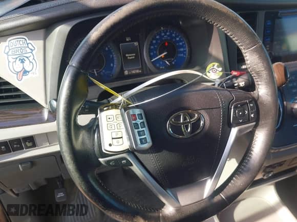 2015 Toyota Sienna XLE с VIN 5TDYK3DC9FS561192, выставлен на аукционе IAAI как лот 42784207 с пробегом 142 190 миль миль и . История ставок и продаж доступна на DreamBid. Изображение 11.