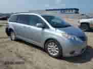 2014 Toyota Sienna Limited z VIN 5TDDK3DC2ES081069, wystawiony jako Copart lot #69018955 z przebiegiem 141 754 mil mil oraz Szkoda całkowita • Salvage title. Historia ofert i sprzedaży dostępna na DreamBid. Obrazek 4.