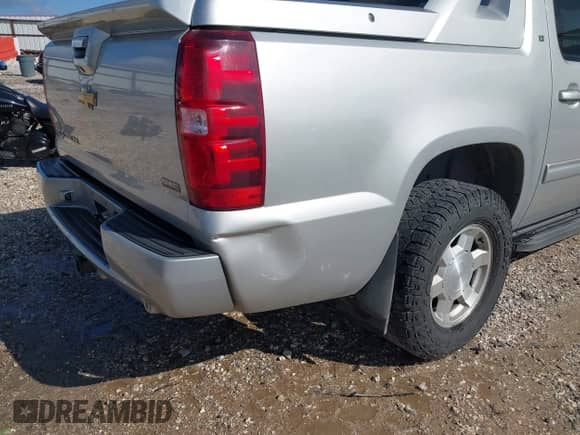 2011 Chevrolet Avalanche LT z VIN 3GNTKFE32BG246678, wystawiony jako IAAI lot #43288049 z przebiegiem 180 019 mil mil oraz . Historia ofert i sprzedaży dostępna na DreamBid. Obrazek 17.