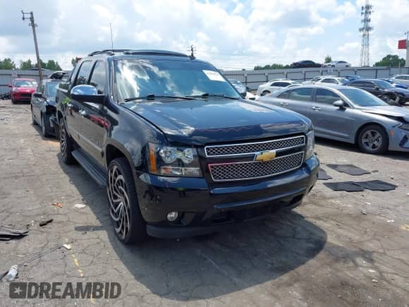 2013 Chevrolet Avalanche LTZ z VIN 3GNMCGE02DG337885, wystawiony jako IAAI lot #42890434 z przebiegiem 234 895 mil mil oraz . Historia ofert i sprzedaży dostępna na DreamBid. Obrazek 1.
