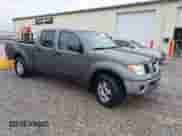 2008 Nissan Frontier SE z VIN 1N6AD09U08C450592, wystawiony jako IAAI lot #43533655 z przebiegiem 179 933 mil mil oraz . Historia ofert i sprzedaży dostępna na DreamBid. Obrazek 1.