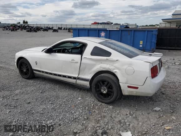 2008 Ford Mustang Deluxe z VIN 1ZVHT80N985173886, wystawiony jako Copart lot #70254335 z przebiegiem 206 558 mil mil oraz Szkoda całkowita • Salvage title. Historia ofert i sprzedaży dostępna na DreamBid. Obrazek 2.