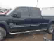 2003 Chevrolet Silverado 2500HD LT z VIN 1GCHK29123E277518, wystawiony jako IAAI lot #41465803 z przebiegiem Nie podano mil oraz . Historia ofert i sprzedaży dostępna na DreamBid. Obrazek 14.