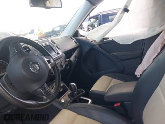 2017 Volkswagen Tiguan S с VIN WVGAV7AX5HW509161, выставлен на аукционе IAAI как лот 42537359 с пробегом 85 377 миль миль и . История ставок и продаж доступна на DreamBid. Изображение 5.