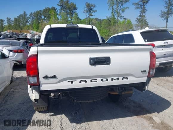 2021 Toyota Tacoma SR5 z VIN 3TYDZ5BN7MT003983, wystawiony jako IAAI lot #42052633 z przebiegiem 60 390 mil mil oraz . Historia ofert i sprzedaży dostępna na DreamBid. Obrazek 16.