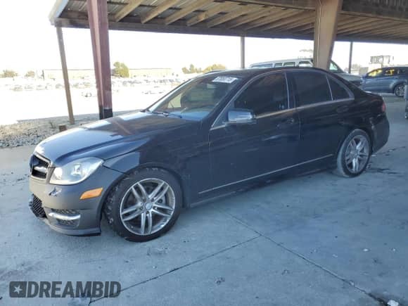 2012 Mercedes-Benz C 300 Sport z VIN WDDGF8BB1CF855243, wystawiony jako Copart lot #67650715 z przebiegiem 134 862 mil mil oraz Szkoda całkowita • Salvage title. Historia ofert i sprzedaży dostępna na DreamBid. Obrazek 1.
