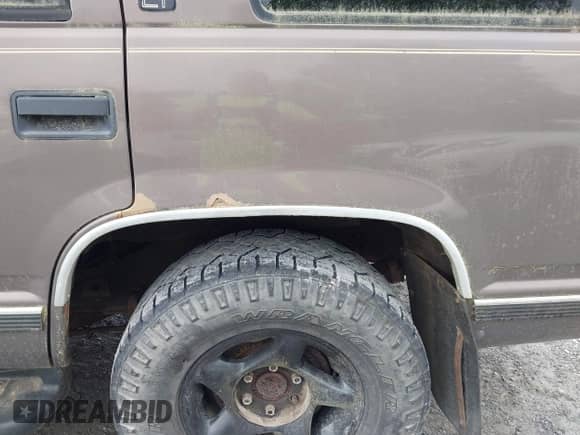 1997 Chevrolet Tahoe z VIN 1GNEK13R0VJ399744, wystawiony jako IAAI lot #42341218 z przebiegiem 189 252 mil mil oraz . Historia ofert i sprzedaży dostępna na DreamBid. Obrazek 16.