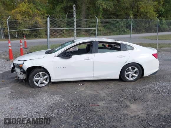 2018 Chevrolet Malibu LS z VIN 1G1ZB5ST7JF277595, wystawiony jako IAAI lot #43289380 z przebiegiem 62 729 mil mil oraz . Historia ofert i sprzedaży dostępna na DreamBid. Obrazek 13.