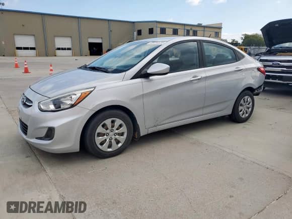 2016 Hyundai Accent SE z VIN KMHCT4AE7GU111763, wystawiony jako Copart lot #89890535 z przebiegiem 81 988 mil mil oraz Szkoda całkowita • Salvage title. Historia ofert i sprzedaży dostępna na DreamBid. Obrazek 1.
