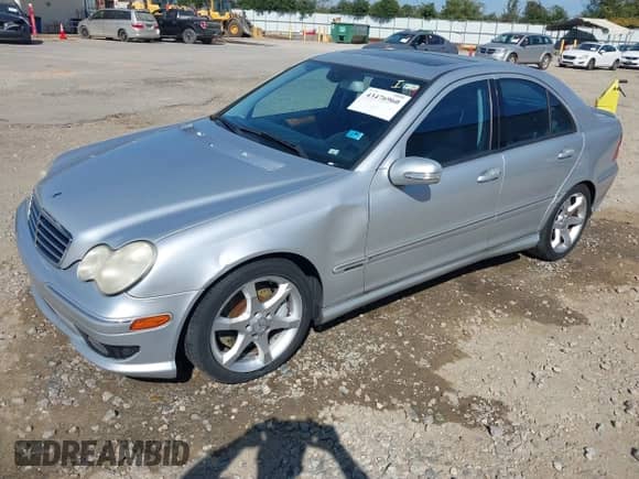 2007 Mercedes-Benz C 230 Sport z VIN WDBRF52H57E027499, wystawiony jako IAAI lot #43476960 z przebiegiem 160 163 mil mil oraz . Historia ofert i sprzedaży dostępna na DreamBid. Obrazek 2.