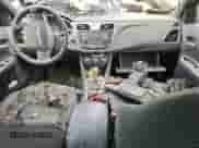 2014 Chrysler 200 LX z VIN 1C3CCBAB9EN124749, wystawiony jako Copart lot #71111315 z przebiegiem Nie podano mil oraz Szkoda całkowita • Salvage title. Historia ofert i sprzedaży dostępna na DreamBid. Obrazek 8.