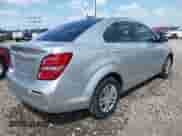 2017 Chevrolet Sonic LS z VIN 1G1JB5SH8H4155018, wystawiony jako IAAI lot #42830892 z przebiegiem 87 888 mil mil oraz . Historia ofert i sprzedaży dostępna na DreamBid. Obrazek 4.