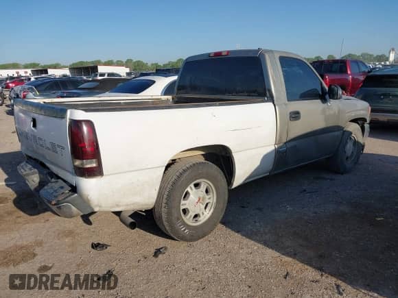 2001 GMC Sierra 1500 SL z VIN 1GTEC14V81Z333066, wystawiony jako IAAI lot #41959464 z przebiegiem 417 637 mil mil oraz . Historia ofert i sprzedaży dostępna na DreamBid. Obrazek 4.