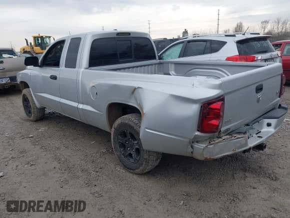 2007 Dodge Dakota SLT with VIN 1D7HW42P27S129431, listed as a IAAI auction lot 41673222 with 134,215 mi miles and . Bid and sale history available at DreamBid. Image 3.