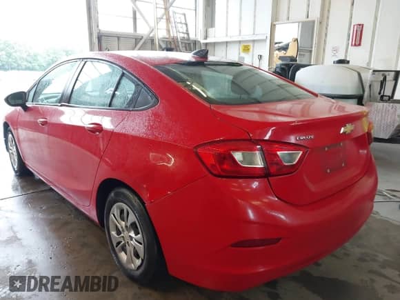 2019 Chevrolet Cruze z VIN 1G1BJ5SM8K7102927, wystawiony jako IAAI lot #42318177 z przebiegiem 103 442 mil mil oraz . Historia ofert i sprzedaży dostępna na DreamBid. Obrazek 3.